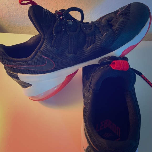 Boys Nike Lebron’s - Picture 1 of 1